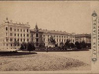 Akademički trg (današnji Trg Josipa Juraja Strossmayera) 1895. godine (Foto Ivan Standl) zapadna strana  Fotografija prkazuje zapadnu stranu Trga Josipa Jurja Strossmayera te spomenik sv. Jurju. Spomenik je kositreni odljev kipa Antuna Dominika Fernkorna, a 1884. godine iz Maksimira je premješten pred palaču JAZU (danas HAZU). 1908. godine premješten je na treću lokaciju - Sveučilišni trg (danas Trg maršala Tita).